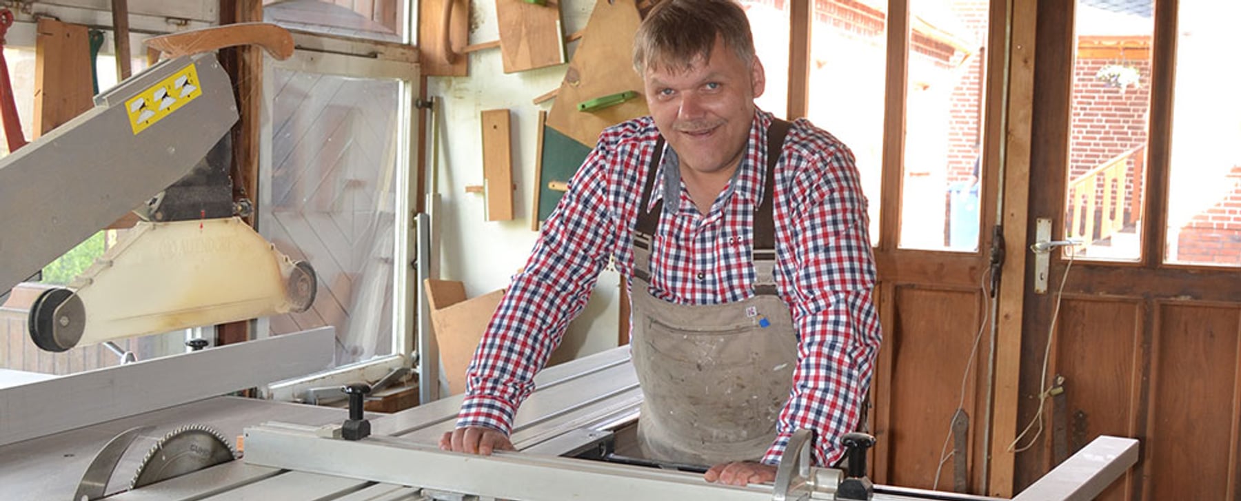 Tischler in der Werkstatt der Tischlerei Joh. Braun in Tostedt