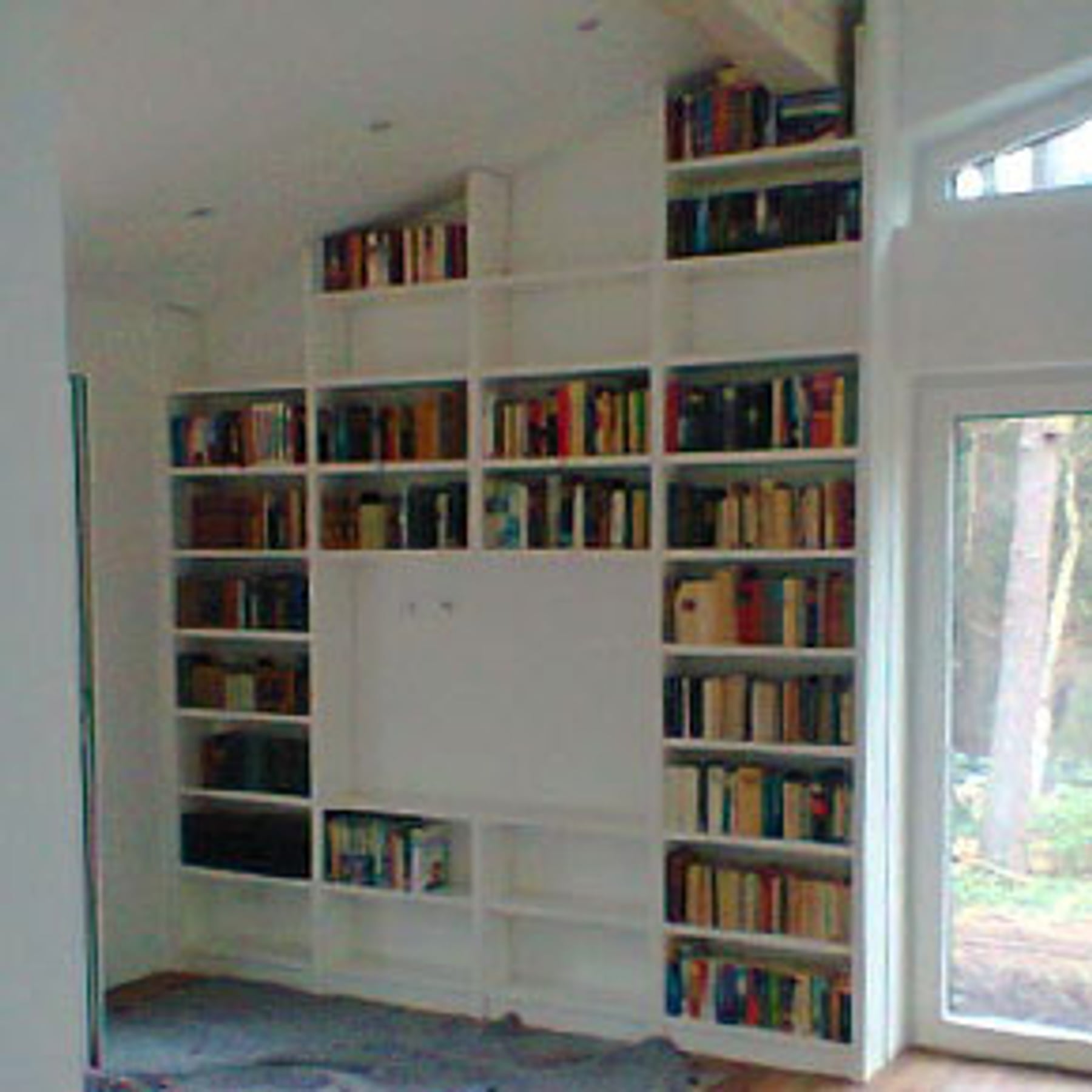 Maßgefertigtes Bücherregal aus Holz, Tischlerei Joh. Braun Tostedt